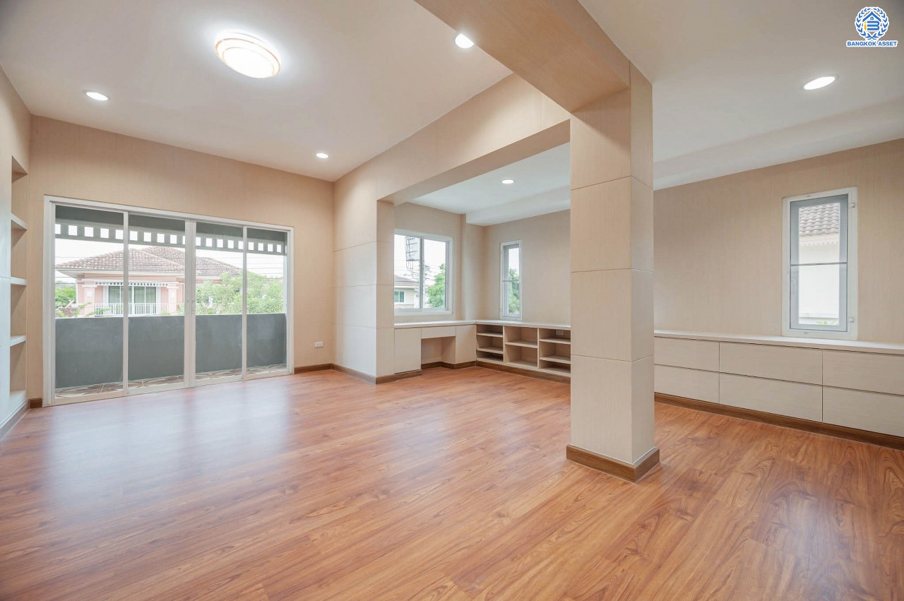 บ้านเดี่ยวมือสอง โครงการ เดอะวอเตอร์เฮ้าส์ กาญจนาฯ-บางบอน รองรับทุกความสุข เนื้อที่ 117.1 ตร.ว. ฟังก์ชัน 5 ห้องนอน 4 ห้องน้ำ 1 ห้องอเนกประสงค์ 1 ห้องแม่บ้าน จอดรถได้ 1 คัน บนทำเลใกล้รถไฟฟ้าสายสีน้ำเงิน "สถานีหลัก2" และจุดขึ้นทางด่วน "พระราม2" และ The Mall บางแค